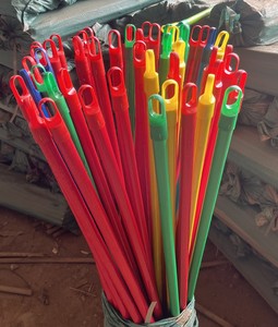 Balai de jardin avec manches en bois rouge coloré enduit de PVC vente en gros prix bon marché approvisionnement en vrac meilleure qualité de l'usine - Product Image 1