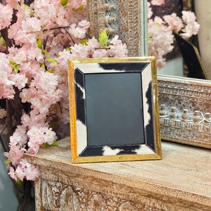 Cadre de miroir décoratif en cuir de vachette noir et blanc avec bordure dorée, accent décoratif pour la maison, motif cuir de vachette noir et blanc - Product Image 3