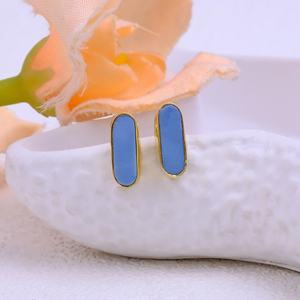 Boucles d'oreilles clous minimalistes en acier inoxydable plaqué or faites à la main avec opale bleue, forme géométrique, pierre précieuse tendance, pierre de naissance unique - Product Image 2