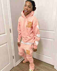 Ensemble de survêtement deux pièces en coton 400 g/m² avec logo personnalisé, comprenant un sweat à capuche court zippé orné de strass et un pantalon de jogging ample - Product Image 2