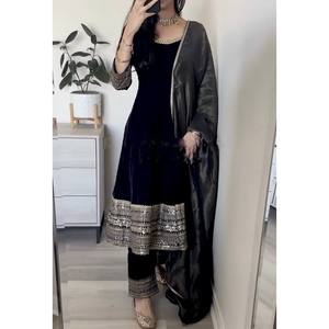 VESTIDO DE TRABAJO DE SECUENCIA DE BORDADO DE TERCIOPELO ÚLTIMO CON DUPATTA NEGRO - Product Image 1