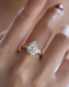 แหวนแต่งงาน/หมั้นเพชรทรงวินเทจ 14k สีเหลืองทอง ผลิตในห้องปฏิบัติการ IGI/GIA สำหรับทั้งชายและหญิง ทองคำขาวคุณภาพสูง เหมาะสำหรับงานฉลองครบรอบ - Product Image 4