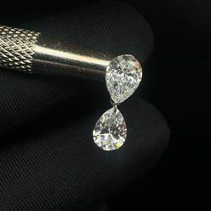 Delicado Anillo de Diamantes Cultivados en Laboratorio en Forma de Pera con Diseño de Hélice en Oro de 14K - Product Image 5