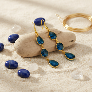 Boucles d'oreilles pendantes bohèmes en topaze bleue de Londres en forme de fleur pour mariage |   Bijoux faits à la main en laiton plaqué or 18 carats sertis dans un cadre - Product Image 1