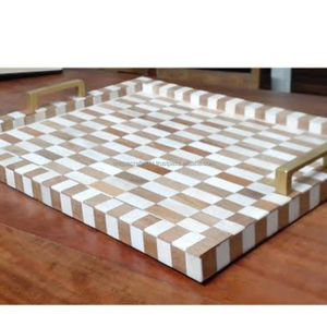 Bandeja Rectangular Decorativa de Madera Artesanal Premium con Incrustaciones de Hueso a Cuadros Marrones y Blancos y Asas de Latón - Product Image 1