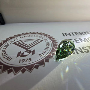 Diamante de Laboratorio de Corte Brillante Modificado en Forma de Pera de 4 Quilates, Color Verde Intenso, VS1, Certificado IGI, Diamantes Sueltos - Product Image 4