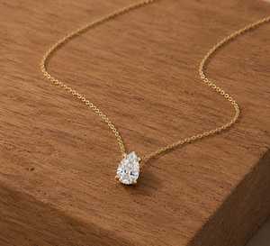 Colgante de oro macizo de 10K, 14K o 18K con diamante solitario de laboratorio de 1 quilate, corte brillante en forma de pera, claridad VVS, color E, engastado con puntas, para mujer. - Product Image 1