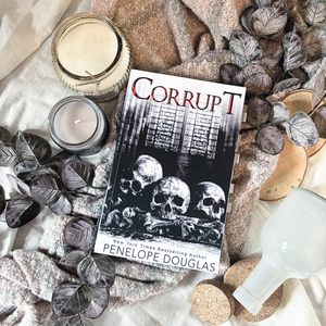 หนังสือเรื่อง "Corrupt" โดยเพเนโลป์ ดักลาส ฉบับภาษาอังกฤษ ปกอ่อน แนว "ศัตรูกลายเป็นคนรัก" โรแมนติกสุดเข้มข้น - Product Image 4