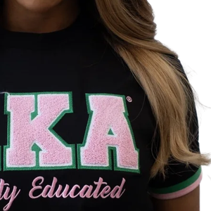 Camiseta Negra Personalizada para Mujer con Bordado 'AKA Pretty Educated', Cuello Redondo, Manga Corta, Estilo Casual, con Detalles en Rosa y Verde - Product Image 2
