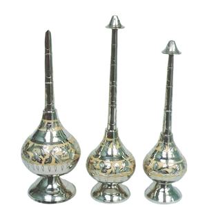 Ensemble Gulab Pash décoratif religieux artisanal en laiton finition argentée, gravé, pour la décoration intérieure, pulvérisateur d'eau de rose et de parfum - Product Image 1