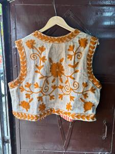 Veste sans manches légère en velours brodée à la main pour femme, style bohème décontracté, motif floral Suzani, ethnique, vente en gros - Product Image 3