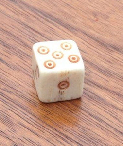 Juego de Dados Cuadrados de Hueso Natural Pulido Hecho a Mano para Ludo, Accesorios de Juego Modernos y Ecológicos - Product Image 2