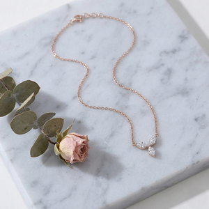 จี้เพชรรูปดอกโคลเวอร์ทองคำชมพู 14K ดีไซน์หรูหรา ประดับเพชรแบบกลุ่ม สร้อยคอจี้สวยงาม เหมาะสำหรับผู้หญิง เป็นของขวัญงานแต่งงาน - Product Image 4