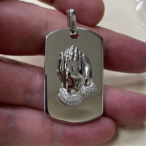 Pendentif breloque en argent 925 plaqué rhodium, design mains en prière, pavé de diamants CZ rectangulaires 20x28mm, best-seller pour bijoux homme - Product Image 3