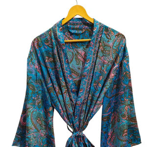 Kimono de Seda Hecho a Mano con Parches de Sari, Túnica Larga para Dormir o como Cubrebaño, Kimono de Seda Sari Reciclada Vintage Hecho a Mano en India - Product Image 1