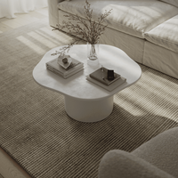 Table basse Vandana Astra Vertex en micro-béton blanc cassé à plateau irrégulier pour un décor moderne