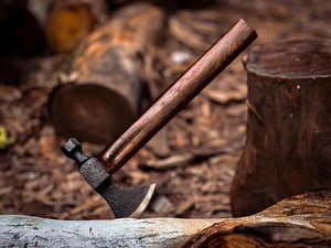 Hacha Vikinga Industrial de Acero al Carbono Forjada a Mano, Mango Tallado a Mano OEM Personalizado, Hacha con Barba, Funda de Cuero, para Camping y Bushcraft - Product Image 1