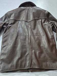 Chaqueta de invierno para hombre de cuero genuino con forro de seda satinada y cremallera en relieve. - Product Image 4