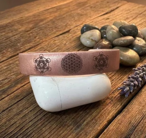 Bracelet ouvert ajustable en cuivre pur fait main, gravé du motif de l'Œil qui tout voit et de la géométrie sacrée - Product Image 2