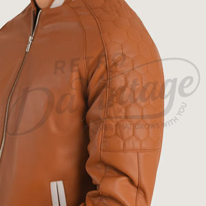 Chaqueta Bomber de Cuero Genuino Marrón para Hombre con Mangas Acolchadas en Forma de Panal y Puños Acanalados a Rayas, Corte Ajustado - Product Image 1