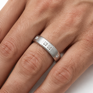 Anillo de Compromiso Clásico Chapado en Oro Amarillo con Diamante Moissanita de Corte Redondo - Product Image 5