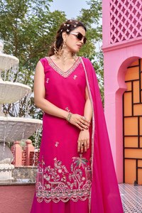 Conjunto de Fiesta Amarillo de Diseño con Top de Georgette con Estrellas, Cuentas Moti, Cordón, Lentejuelas y Bordado de Hilo, Pantalón Palazzo y Dupatta - Product Image 3