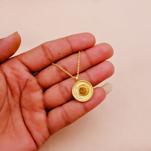 Collier pendentif El Joyero Citrine en laiton plaqué or avec chaîne à maillons, motif soleil éclatant, style minimaliste tendance pour anniversaire - Product Image 4
