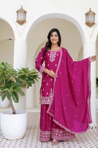 Conjunto de Kurti Sharara Étnico de 3 Piezas para Mujer al por Mayor con Trabajo de Espejos, Diseño de Seda y Chifón para Fiestas - Product Image 2