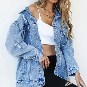 Chaqueta vaquera azul claro premium para mujer, estilo oversized, desgastada, con rotos, de algodón, tipo camionero, abrigo retro de moda, prenda exterior para dama. - Product Image 3