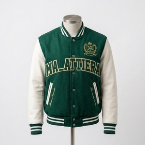 เสื้อแจ็คเก็ต Letterman สีเขียวสำหรับผู้ชาย ตัวเสื้อทำจากผ้าขนสัตว์ แขนเสื้อทำจากหนังสีขาว ปักลายปะติด ปิดด้วยกระดุมแป๊ก รับผลิตตามแบบ OEM ODM - Product Image 1