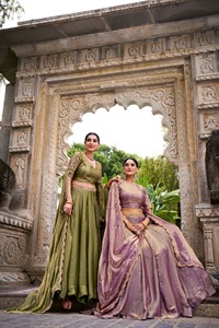 Robe de mariée ou de bal traditionnelle longue pour femmes, ornée de paillettes et de broderies en fil, style Lehenga Choli - Product Image 2