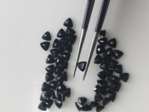 Onyx noir naturel 4 mm, taille triligne, pierres précieuses de qualité supérieure pour la fabrication de bijoux - Product Image 5