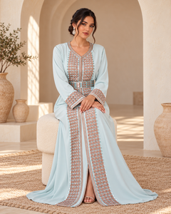 <span class=keywords><strong>Caftan</strong></span> marocain de luxe Mishkat Couture bleu glace avec broderie or <span class=keywords><strong>rose</strong></span> et <span class=keywords><strong>ceinture</strong></span> géométrique pour femme, idéal pour les soirées, respirant - Product Image 3