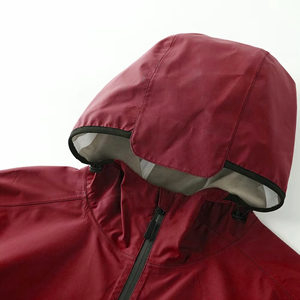 Veste à capuche bordeaux pour homme avec fermeture éclair quart de tour et bordure noire, coupe-vent décontractée - Product Image 2