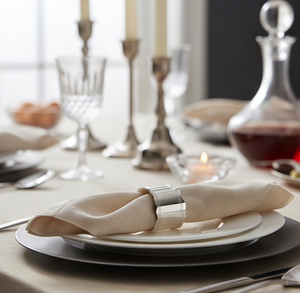 Porte-serviettes en métal en forme de fleur argentée, parfait pour les mariages classiques et la décoration de table. - Product Image 4