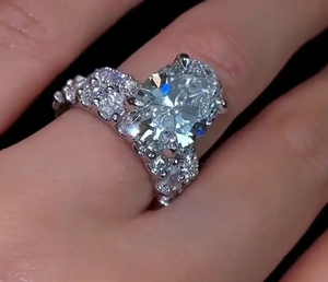 Bague de fiançailles en argent sterling 925 plaqué or blanc avec moissanite ovale de 4,0 carats (8,0x12,0mm) et halo caché, couleur D, clarté VVS - Product Image 3