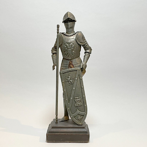 Estatua de caballero arrodillado con acabado en oro antiguo, apoyada en una rodilla con una espada larga sobre una base escalonada, a precios de mayorista. - Product Image 4