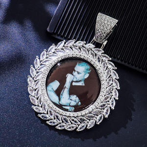 Collar con Colgante Redondo de Corona de Rayos de Sol con Diamante Cultivado en Laboratorio, Chapado en Oro sobre Plata, Personalizado con Foto e Imagen Personalizada - Product Image 4