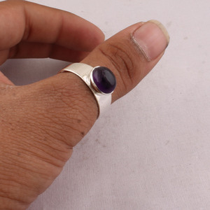 Bague de fiançailles et de fête classique pour femme en argent sterling 925 avec cinq pierres d'améthyste naturelle serties clos - Product Image 4