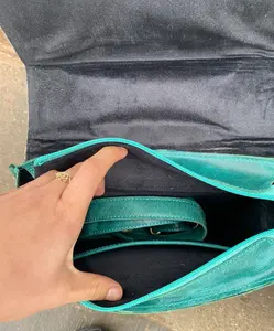 Le sac bandoulière ultime pour femme, artisanal, bohème, en cuir de vachette à imprimé animal, avec surpiqûres, écologique, prêt pour les voyages et l'usage quotidien - Product Image 3