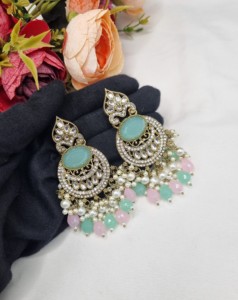 Elegantes pendientes colgantes con cuentas de perlas Chandbali y piedra de corte ovalado para mujer, joyería étnica artificial, para festivales y fiestas, venta al por mayor. - Product Image 6