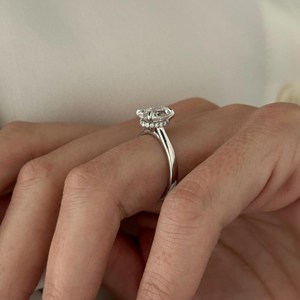 Anillo de compromiso con halo oculto de diamante ovalado de 2 quilates cultivado en laboratorio, anillo de compromiso cónico con catedral de alto perfil, certificado IGI - Product Image 2