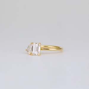 Bague de fiançailles en or 14 carats avec diamant de laboratoire Toi et Moi 1-4 carats, certifiée IGI, taille poire émeraude, design de luxe unisexe à deux pierres - Product Image 4