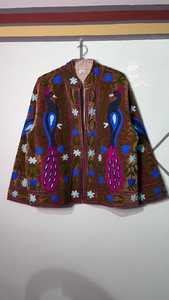 Chaqueta Suzani de Terciopelo Bordada a Mano con Diseño de Aves Indias, Estilo Boho, Chaqueta Suzani de Terciopelo con Diseño de Pavo Real Bordado - Product Image 4