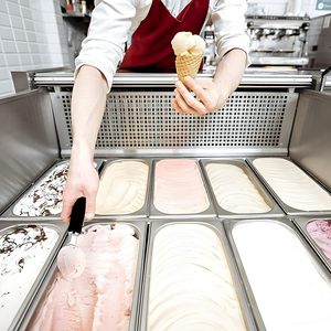Cuillère à glace en acier inoxydable avec manche ergonomique noir, cuillère à dessert robuste pour glace, gelato, sorbet, pâte à biscuits - Product Image 6
