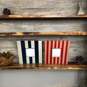 Ensemble de cadres photo en bois faits à la main avec un design à rayures verticales bleu marine et rouge cramoisi, décoration audacieuse - Product Image 1