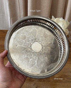 Bandeja Redonda Plateada con Grabado Floral Intrincado, Diseño Decorativo Tradicional, Borde Enmarcado - Product Image 6
