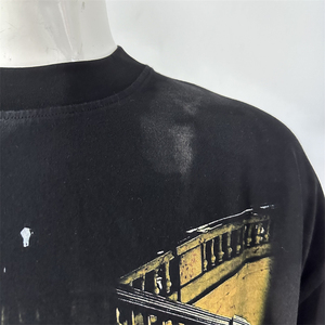เสื้อยืดผู้ชายคอวีทรงโอเวอร์ไซส์ ผ้าฝ้าย 100% สีขาวดำ ลายกราฟฟิตีแบบสาดสี ทำสีแบบพิเศษจากโรงงาน ป้องกันรอยยับ - Product Image 3