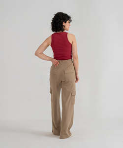 Top sin mangas rojo acanalado para mujer con cuello moderno y textura acanalada, elegante top sin mangas hecho a medida para mujer - Product Image 2