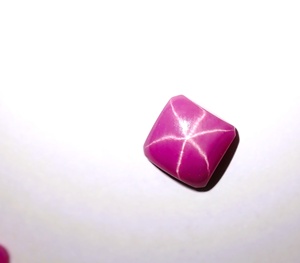 Rubis Étoilé Rouge Carré 9x9 mm 4,5 Carats Créé en Laboratoire Poli Opaque Cabochon avec Effet Étoile à 6 Branches pour la Fabrication de Bijoux - Product Image 1